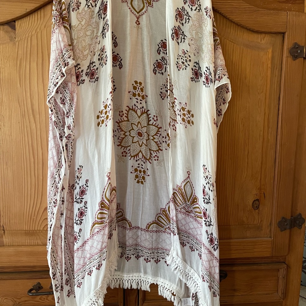 A very nice wrap. Earth tones. one size fits all. great for Fall season. light !
